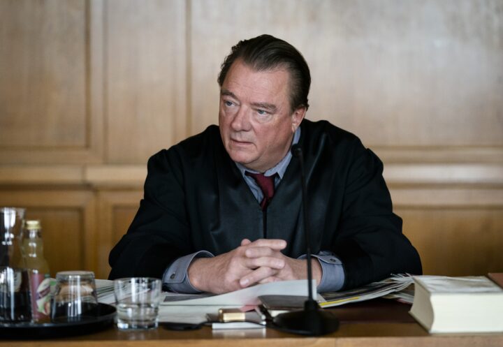Peter Kurth als Strafverteidiger Dr. Schlesinger in „Ferdinand von Schirach – Glauben“ (c) RTL+