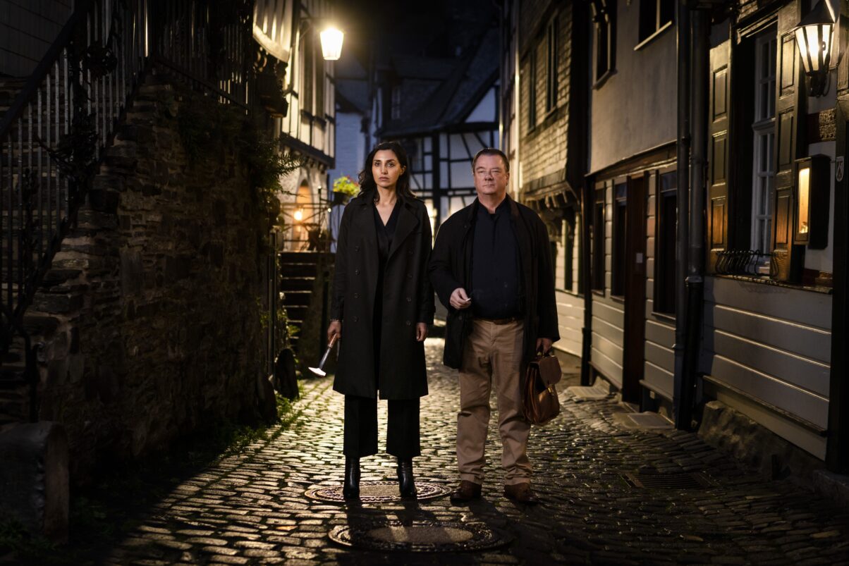 Narges Rashidi und Peter Kurth in „Ferdinand von Schirach – Glauben“ (c) RTL+