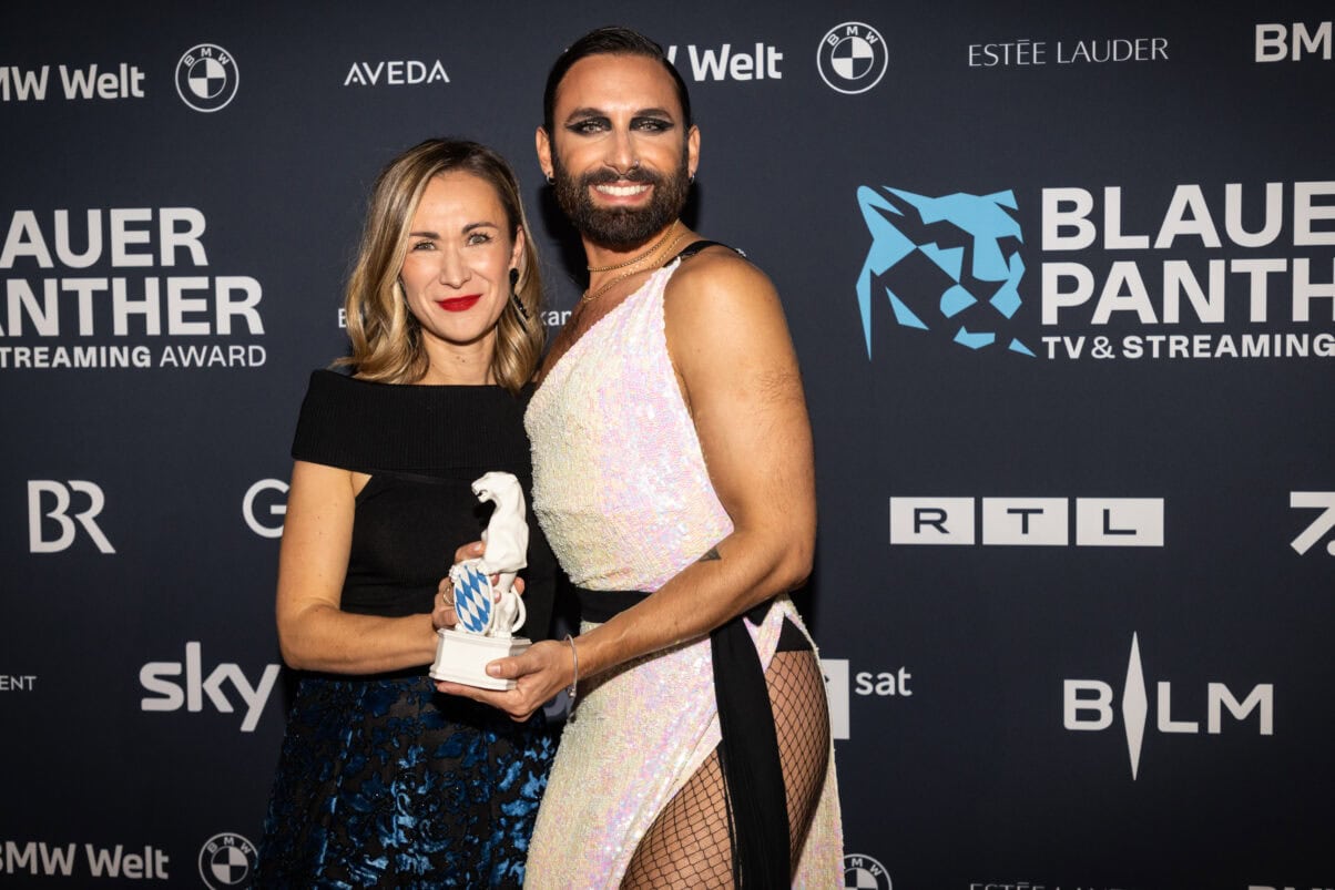 Producerin Anna-Lena Zwez und Conchita Wurst bei der Preisverleihung des Blauen Panthers (c) Medien.Bayern_ Johannes Müller
