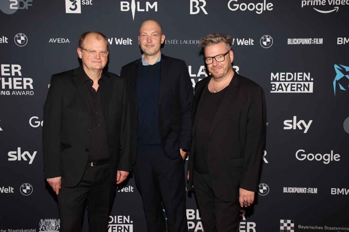 Die Drehbuchautoren Bob Konrad, Thomas Pletzinger und Hanno Hackfort beim Blauen Panther 2022 (c) Medien.Bayern - Johannes Müller