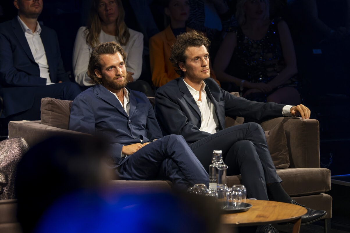 Jono und Benji Bergmann während der Laudatio von Claus Kleber (c) Medien.Bayern Ralf Wilschewski