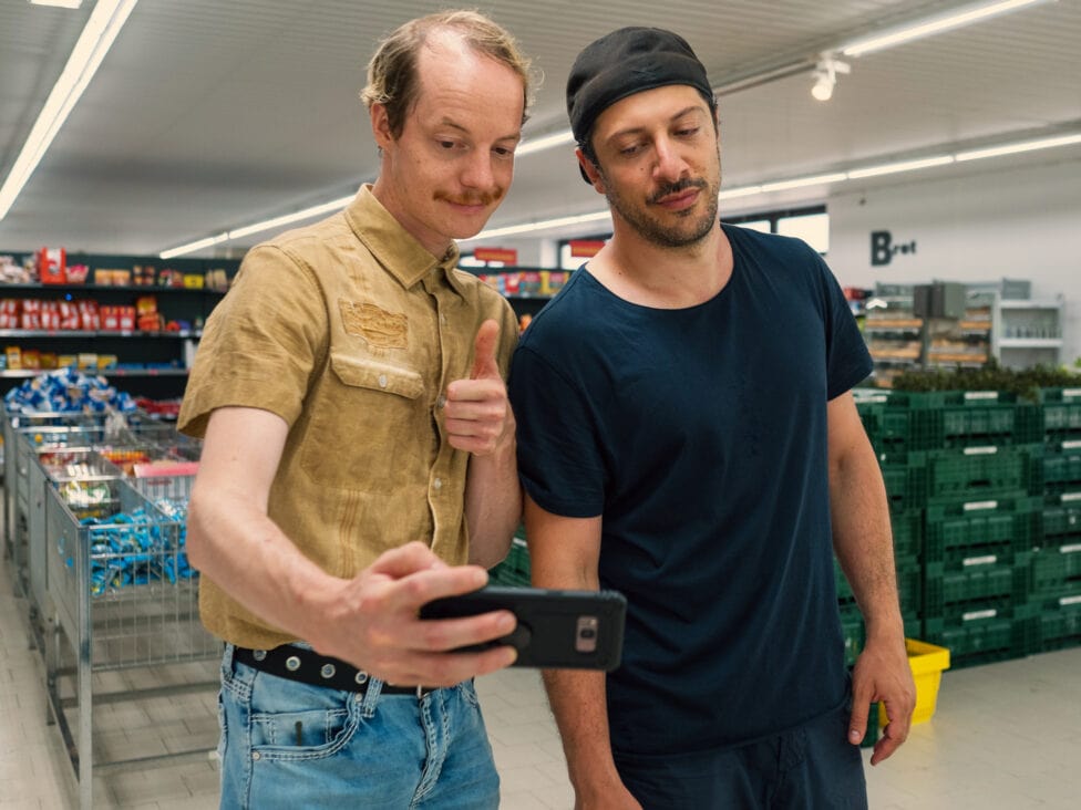 Ladendetektiv Jonas macht ein Selfie mit Fahri Yardım„Die Discounter“ (c) 2021 Amazon.com, Inc. or its affiliates