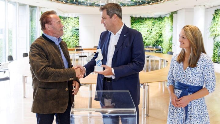 Arnold Schwarzenegger erhält den Blauen Panther 2022 (c) StK Bayern