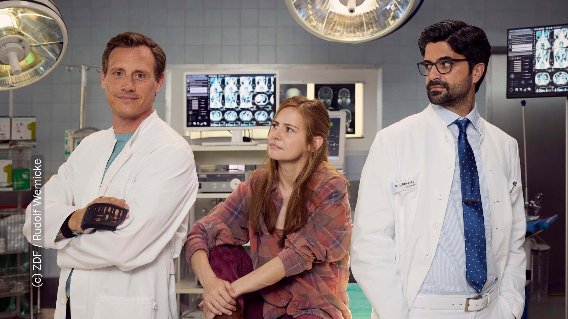 "Dr. Nice" - Drehstart. Von links: Dr. Moritz Neiss (Patrick Kalupa), Dr. Florian Schmidtke (Maximilian Grill), Charlie Winkler (Josefine Preuß). (c) ZDF / Rudolf Wernicke