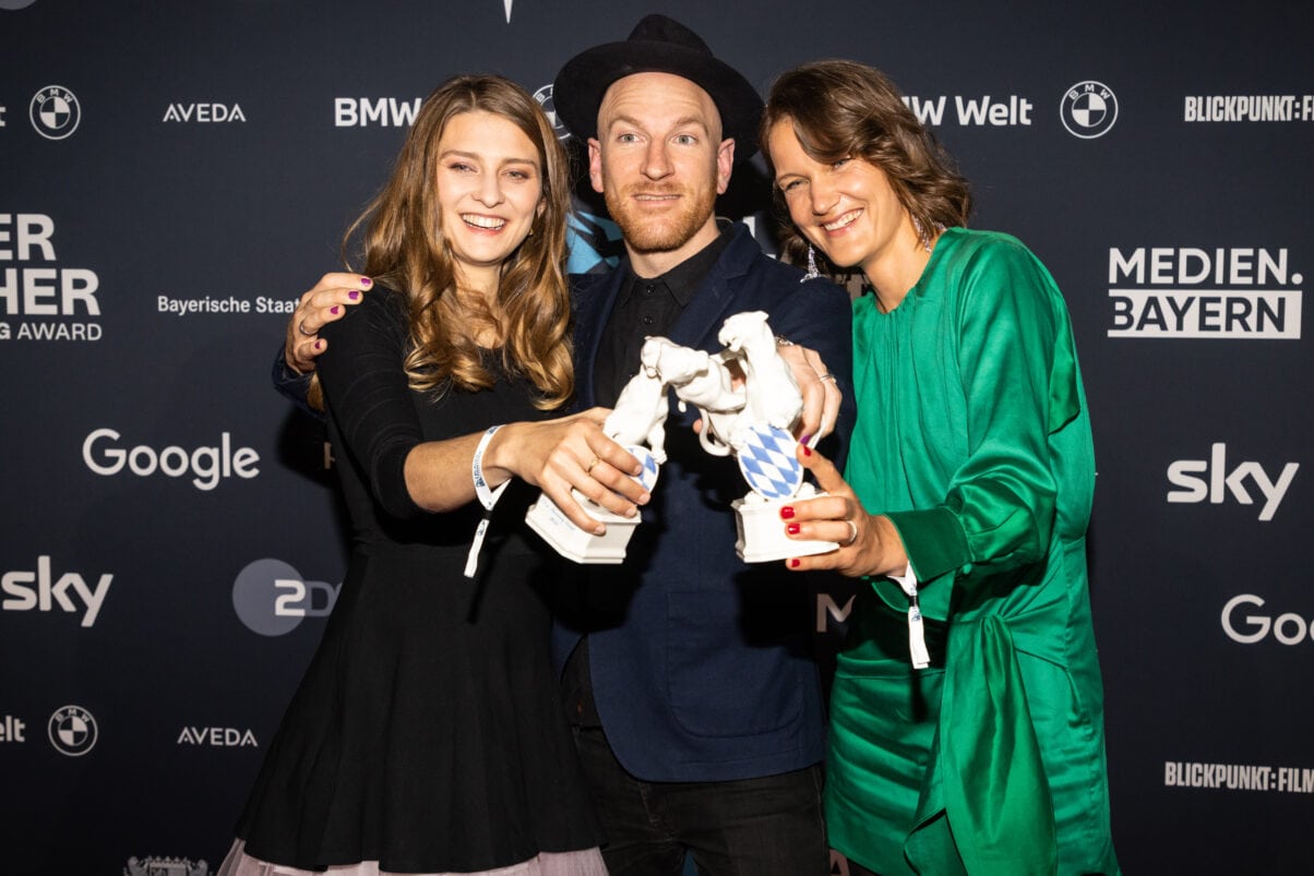 Annette Kammerer, Jann Volmer und Nadja Mitzkat bei der Preisverleihung (c) Medien.Bayern GmbH Johannes Müller