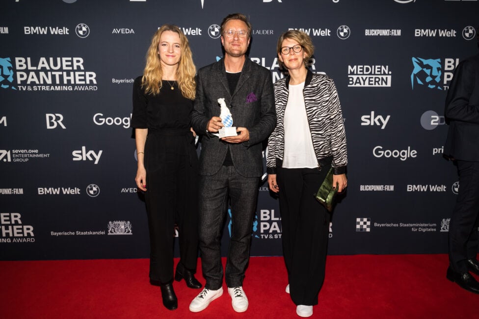 Preisträger Carl Gierstorfer mit Mareike Müller (Idee) und Antje Böhmert (Produktion) (c) Medien.Bayern Johannes Müller