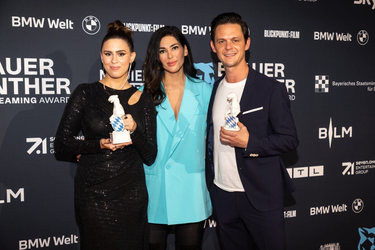 Salwa Houmsi, Laudatorin Samira El Ouassil und Jo Schück (c) Medien.Bayern - Johannes Müller